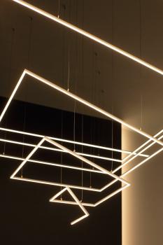 SPIRA-2 LED Pendelleuchte im Konferenzraum – stilvolle Beleuchtung für moderne Arbeitsräume